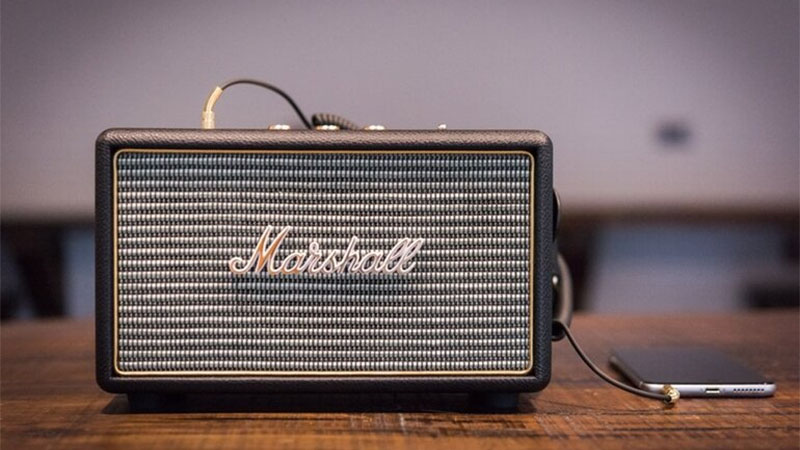 ấn giữ nút kết nối để đèn AUX sáng cố định