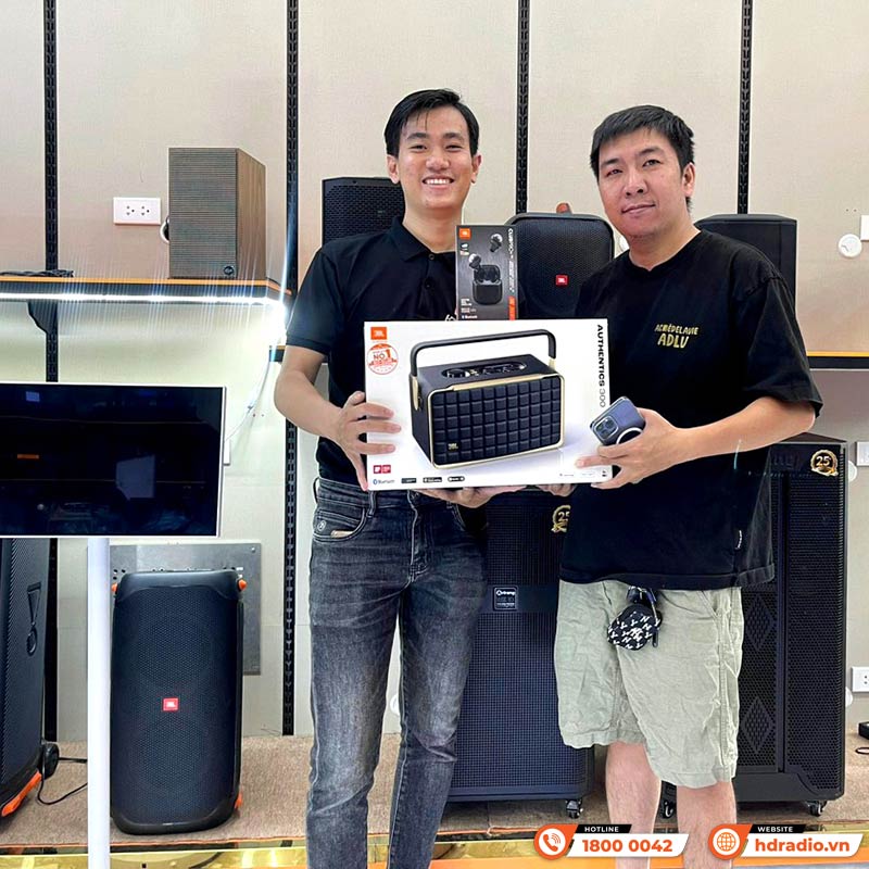 Khách hàng mua sắm Loa JBL chính hãng tại HDRadio