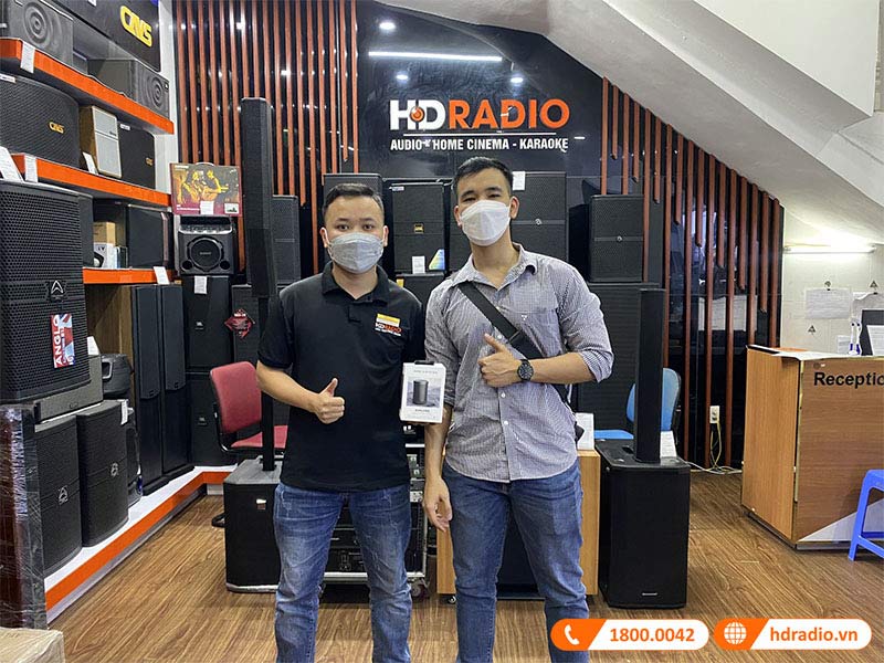 Khách hàng mua loa B&O Beosound Explore tại HDRadio