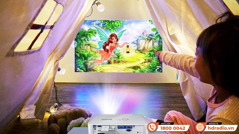 Xem máy chiếu có hại mắt không? Cách bảo vệ mắt trẻ khi xem phim