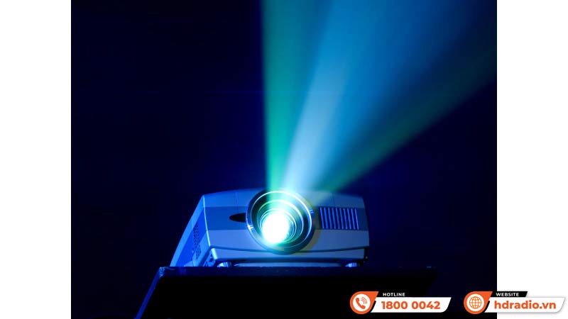 Xem máy chiếu có hại mắt không? Cách bảo vệ mắt trẻ khi xem phim