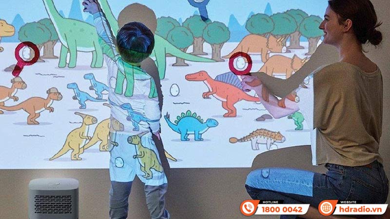 Xem máy chiếu có hại mắt không? Cách bảo vệ mắt trẻ khi xem phim