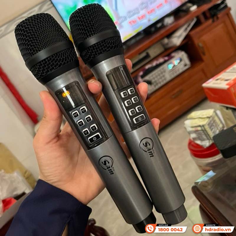 So sánh micro karaoke có dây và không dây