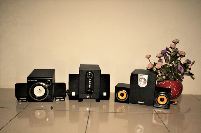 co-nen-mua-loa-nghe-nhac-cu-hang-bai-2