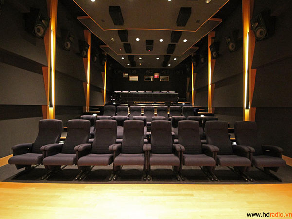 Có tất cả 35 chiếc loa ở trong căn phòng này.