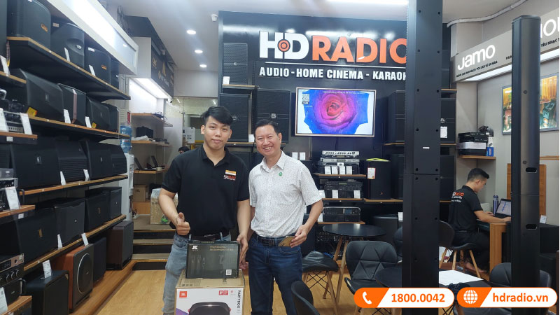 Ảnh chụp cùng khách hàng Ảnh chụp cùng khách hàng